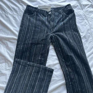 Byxor - Säljer dessa as coola lådmidjade byxorna i Manchester material från ceruttijeans då de var för långa på mig. Är 160 ungefär och skulle passa nån som är 165+. Storlek 28🩵 