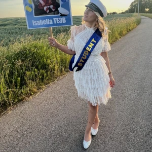 By malina - Säljer nu min super fina by malina klänning!! Super fin till studenten och midsommar och såklart andra sommmarkvällar!! Köpt för 2500kr, kan sälja för 1500kr vid snabb affär! Använd 1 gång o h är i superfint skick! Brukar ha s/m och satt perfekt på mig! 