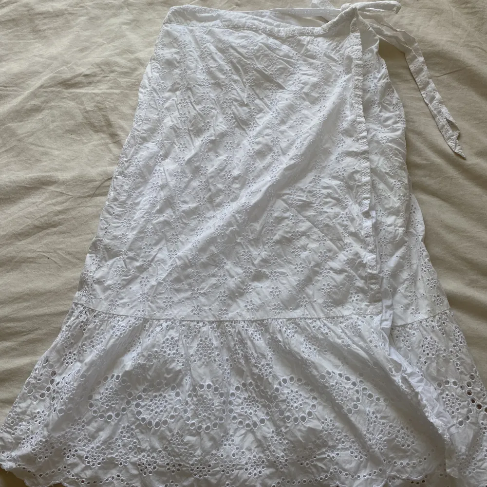 Fin vit lång kjol från gap. I super bar skick med inga defekter. För fler frågor /bilder kom privat. Passar även xs eftersom den är justerbar!. Kjolar.