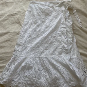 Vit långkjol - Fin vit lång kjol från gap. I super bar skick med inga defekter. För fler frågor /bilder kom privat. Passar även xs eftersom den är justerbar!