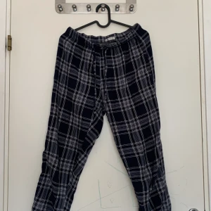 Pyjamas byxor - Använda flera gånger. Inga fickor. Skadade på rumpan men lagat.