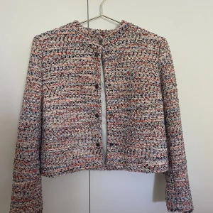 Tweedkavaj  - Tweedkavaj från hm, tyvärr för tajt i ärmarna för mig så endast använts fåtal gånger. Skulle även kunna användas som jacka.