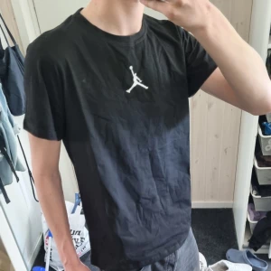 Nike Jordan T-shirt Svart - Snygg, Skön, Billig, köp? Simpel Jordan tshirt knappt använd 10/10 skick. 