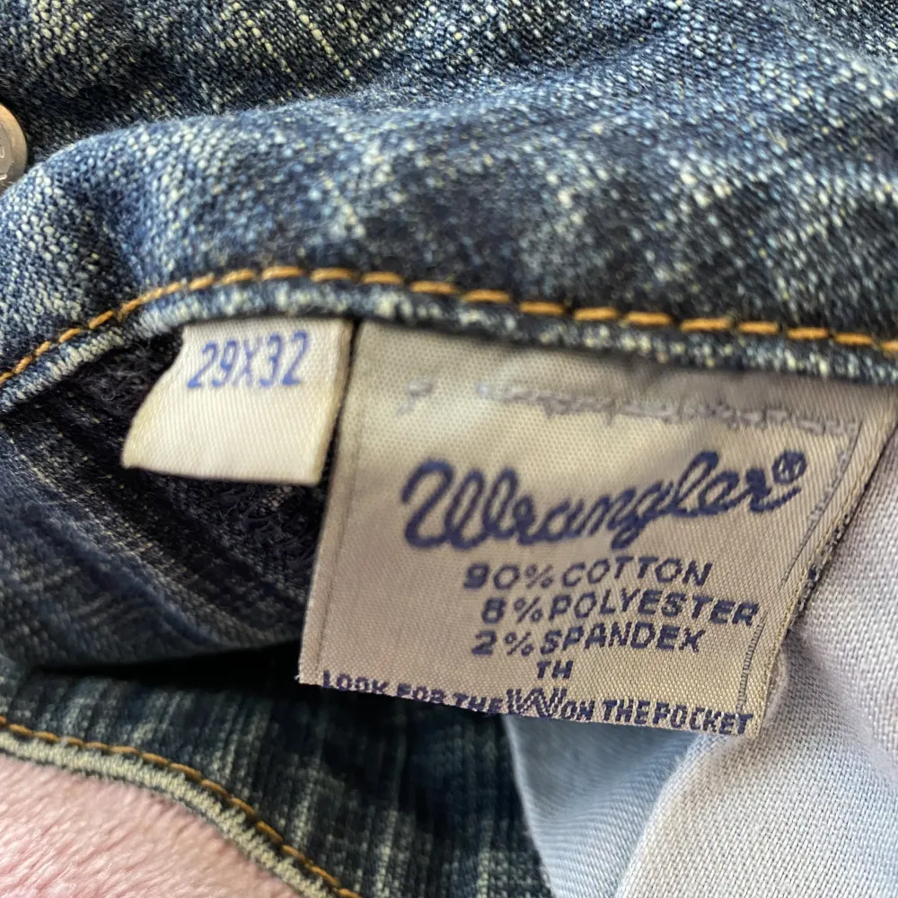 Superfina Wrangler från 90-talet. Lågmidjade. Stretch. Innerbenslängd 78 cm, rakt över linningen 40 cm, alltså över höfterna.. Jeans & Byxor.