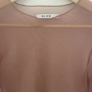 Tröja  - Säljer denna coola tröja från NA-KD pgv att den inte kommer till användning❣️