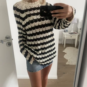 Stickad pointelle tröja - Vit och marinblå Pointelle tröja som är lite oversize. Så skön och så fin till sommaren. Nypris 499