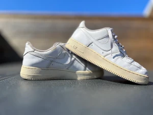 Air force 1 - Ett par feta air force 1 i storlek 42,5. Passar perfekt till sommaren☀️ Nypris 1600kr! Äkta! 