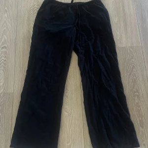 Linne byxor  - Säljer ett par svarta linnebyxor från hm då dom är för små på mig. Dom är i bra skick🤍 köparen står för frakt 
