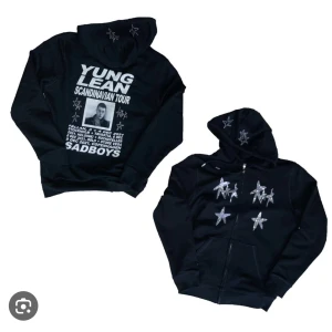 Yung lean hoodie - Yung lean Hoodie köpt på konserten 2021 ! väl använd men fortfarande samma bra skick. Älskar den men måste rensa garderoben😫🙏