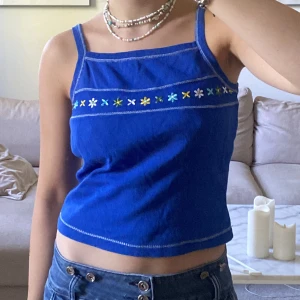 Blått linne - Linne med lite söta blommor! Storlek L men passar mig som brukar använda S/M