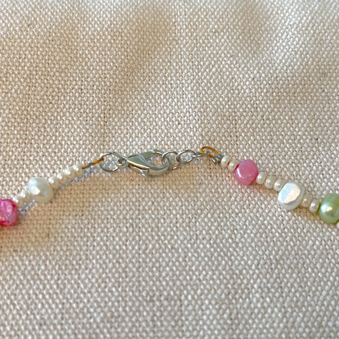 Rosa/grönt pärlhalsband  - 91