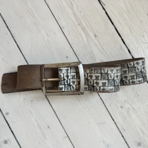 Coolt skärp - Unikt skärp med mönster av ansikten i svartvitt. Välanvänd men i bra skick. 96 cm långt