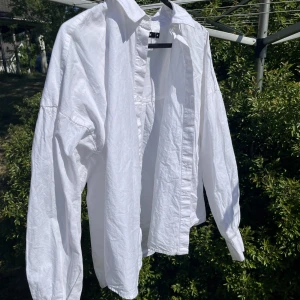 Vit skjorta - Vit skjorta från bikbok, använd enstaka gång! Fint skick, storlek M