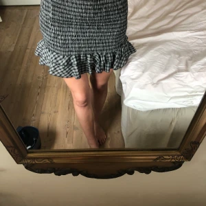 Kjol - En fin sommarkjol köpt här på Plick. Materialet är stretchigt och passar både S-M. Ev frakt betalas av köparen.