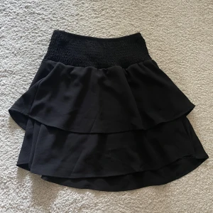 svart kjol  - från only, är i bra skick! 