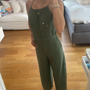 Jumpsuit - Jätte fin grön jumpsuit från H&M som jag tyvärr behöver sälja pga att jag har växt🥲. Den e lite uppen i ryggen och har fickor i sidorna. Jag är 1,59 men tror den passar mer till isch 1,55. Jag har andvänt den några ggr men den har jätte bra skick!