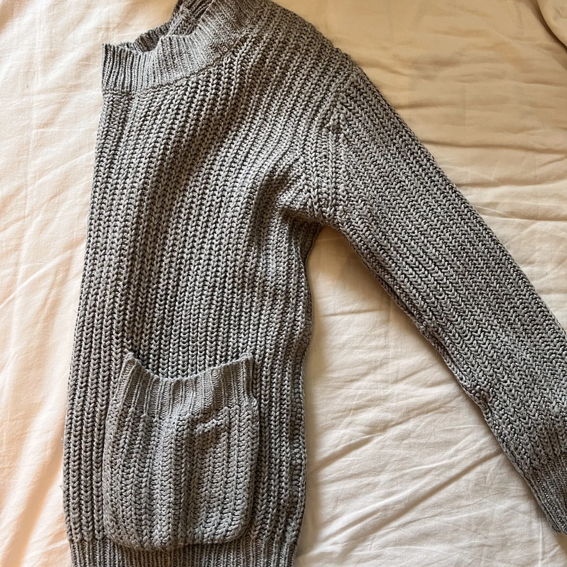 Grå stickad tröja med fickor - 90