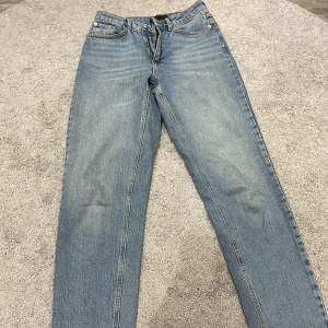 Säljer mina fina mom-jeans i storlek 26/30. Passar bra om man är 160-163 cm lång. Helt oanvända ingen prislapp kvar. Köptes för 450 kr säljer för 250 kr 
