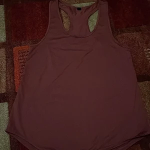 Tränings tröja  - Tränings tröja i väldigt bra material som inte har använt. 