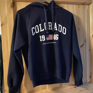 Hoodie - En fin hoodie från Gina i bra skick 