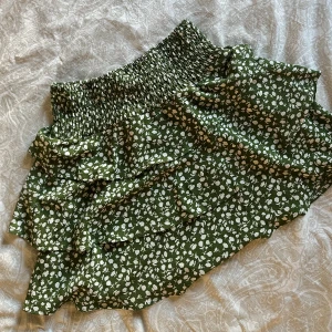 Volangkjol - Säljer denna superfina volangkjol💗 storlek S men har resår i midjan och är stretchig så passar mig med storlek M🥰