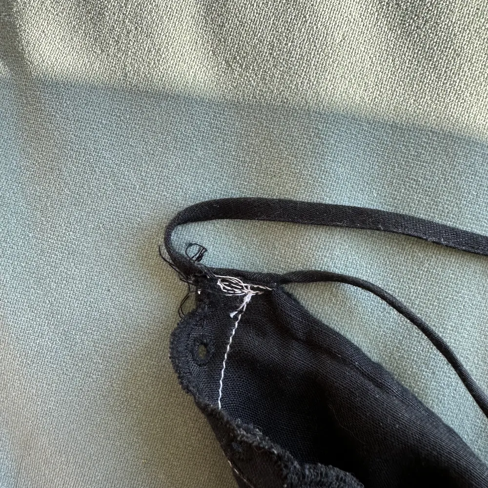 Ett svart linne från zara, säljer då jag aldrig använder det längre. Köpte förra året! Bra skick förutom att jag har behövt sy om ett av axelbanden då det gick av ☺️. Toppar.