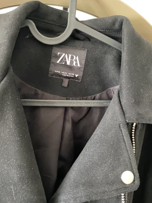 Jacka  - Säljer min finjacka från Zara använt bara några gånger men det är heltny. Säljer pga det passar mig inte nu.köpte på 600kr förra året.  