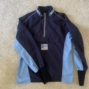 Training jacket  - Retro jacka med loggan R90 Dobosom women loggo på bröstet och ryggen. Går att zippa av armarna och göra till väst. 