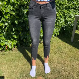 Svarta jeans från Calvin Klein, mid/low waist, nästan oanvända, waist 27 och length 30. Då jag är längre så ser de kortare ut på mig. 