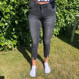 Calvin Klein jeans - Svarta jeans från Calvin Klein, mid/low waist, nästan oanvända, waist 27 och length 30. Då jag är längre så ser de kortare ut på mig. 