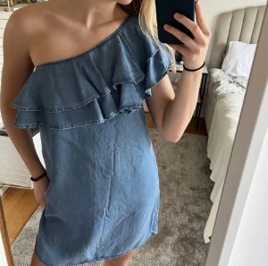 Klänning - Säljer denna super fina jeans likande klänning! Väldigt fint skick!❤️ köp direkt för 250kr 