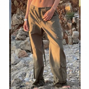 Cargobyxor Ella Karberg x nakd - Slutsålda cargobyxor från Ella Karbergs kollektion med NAKD, helt slutsålda på hemsidan och sparsamt använda :) Nypris var 599kr!  Skriv gärna vid övriga frågor!