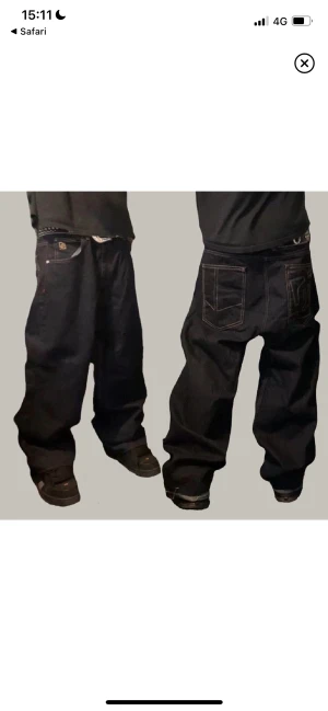 Baggy Dngrs Jeans - Riktigt feta drainer jeans från dngrs med broderier!! Cond: 9/10, lite urtvättat är det enda. Passar bra på mig som är ungefär 182, men skulle säga att det passar från 175-184 beroende på vilken fit man gillar. Färdigprutat.