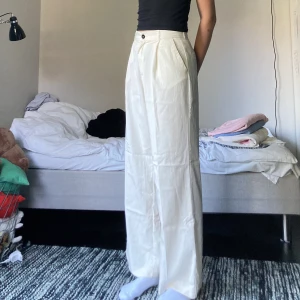 Full lenght kostymbyxor - Säljer pga jag växt ur. Jättefina och sköna kostymbyxor från Zara. Liknar linnebyxor, fast i ”kostymtyg”.  Lite see-trough. Passar tjejer under 180 cm skulle jag gissa, jag är 183 cm och de är för korta på mig. Innerben 81cm.Passar perfekt till sommaren☀️ 