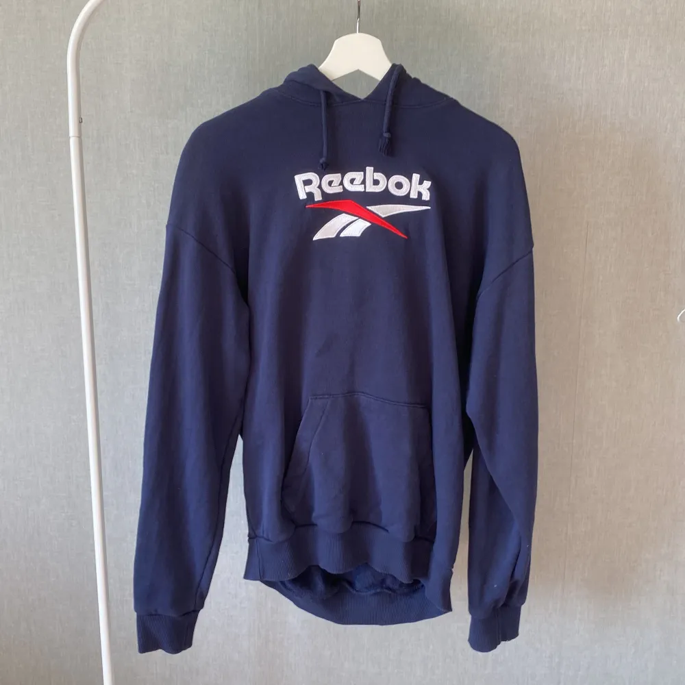 Tja säljer denna lätt använda Reebok hoodie.  Bra skick inget hål osv Nypris ca 650 kr. Hoodies.