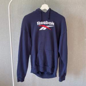Tja säljer denna lätt använda Reebok hoodie.  Bra skick inget hål osv Nypris ca 650 kr