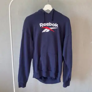 Tja säljer denna lätt använda Reebok hoodie.  Bra skick inget hål osv Nypris ca 650 kr