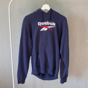 Reebok hoodie - Tja säljer denna lätt använda Reebok hoodie.  Bra skick inget hål osv Nypris ca 650 kr