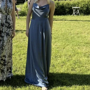 Bal klänning  - Säljer min bal klänning bara andvänt en gång och är superbra i skick ! 