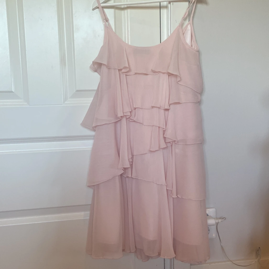 Ljusrosa volang klänning - 91