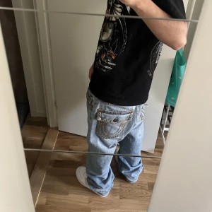 True religons  - Ass feta true religon byxor jag inte använt i dunder skick med en liten skada där nere vid byxan men inget som syns/ storlek 36  men sitter som 34 
