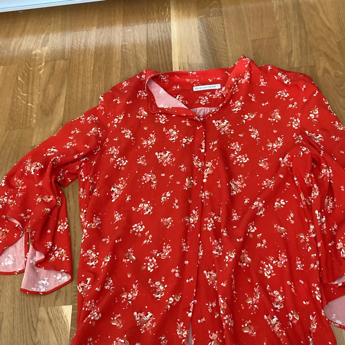 Orange vid blus med blommor  - 90