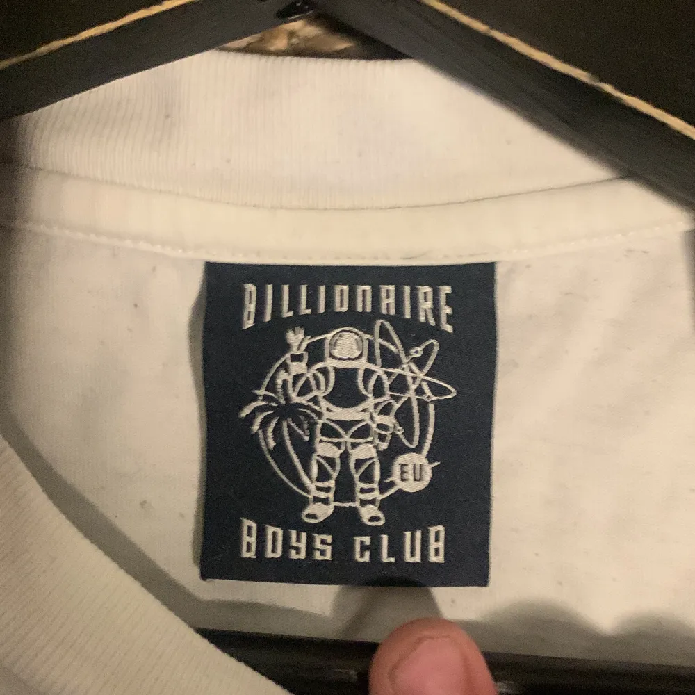 Billionare boys club t-shirt Köpt för 1000 kr. Använd men inga skador. Pris kan diskuteras . T-shirts.