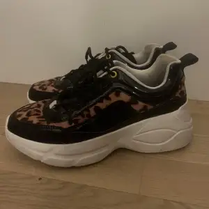 Leopard sneakers nästan aldrig använda, hög sula storlek 38😍😍