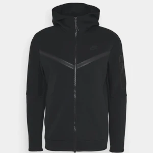 Nike luvtröja NSW tech  - Säljer den här Nike luvtröja NSW tech. I Färg svart och storlek M. Den är oanvänd då den var för stor för mig.