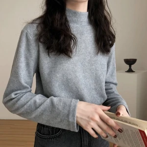 Tröja med krage - En långärmad grå tröja med hög krage som påminner en om flecce. Det ser ut som fleece men det är det inte :) Skriv om ni har frågor !