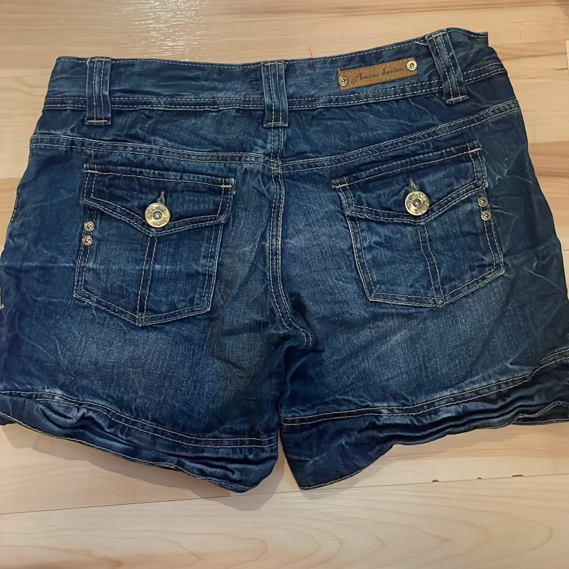 Lågmidjade jeansshorts med dubbelknapp - 90