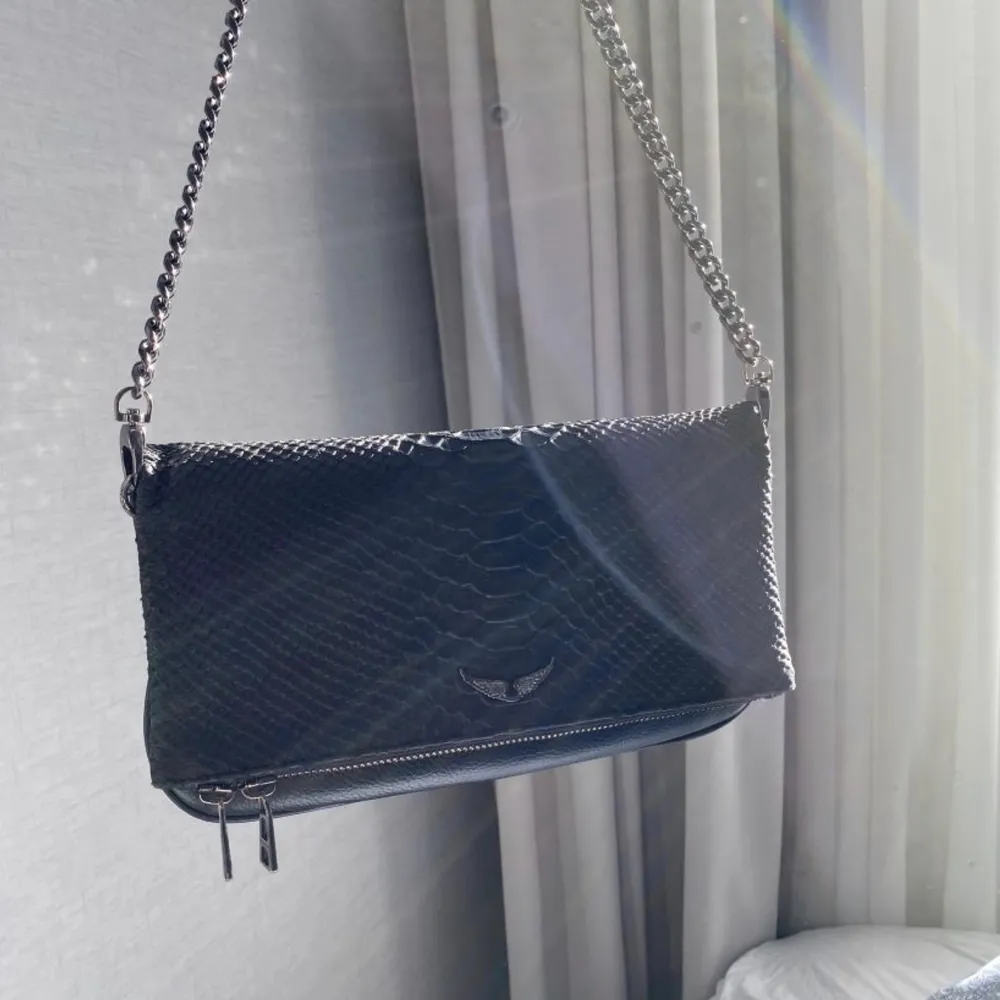 Rock savage clutch väska från Zadig&Voltaire. Köpt för 3900kr i slutet av juni 2022. Har inte använt den så mycket. Därav inga defekter. En lång kedja och dustbag medföljer. Fler frågor? Bara fråga på!❤️. Väskor.