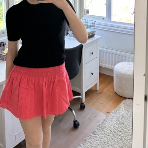 Kjol - Säljer denna sommriga kjol då jag helt enkelt har för många kjolar, och därför inte använt denna mycket. Den är däför iprincip som ny💗💗