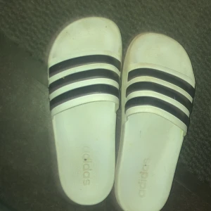 Adidas cloudfoam tofflor - Bra skick inga hål adidas cloudfoam tofflor jag kan rengöra innan jag skickar, ni står för frakt.  Kan sänka pris vid snabb affär.